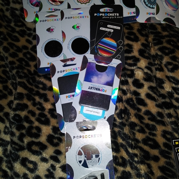 Interchangeable Pop Sockets and accs. AWESOME! - Picture 2 of 5